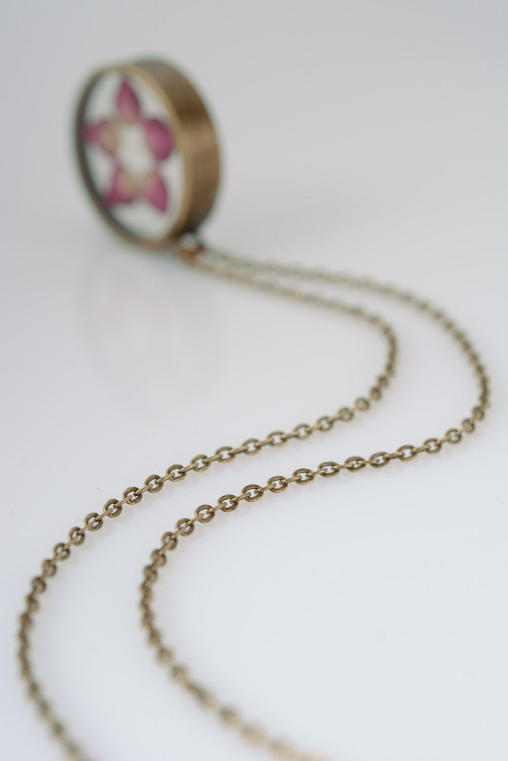 Handmade round neck pendant with real flower coated with epoxy and long chain photo 3