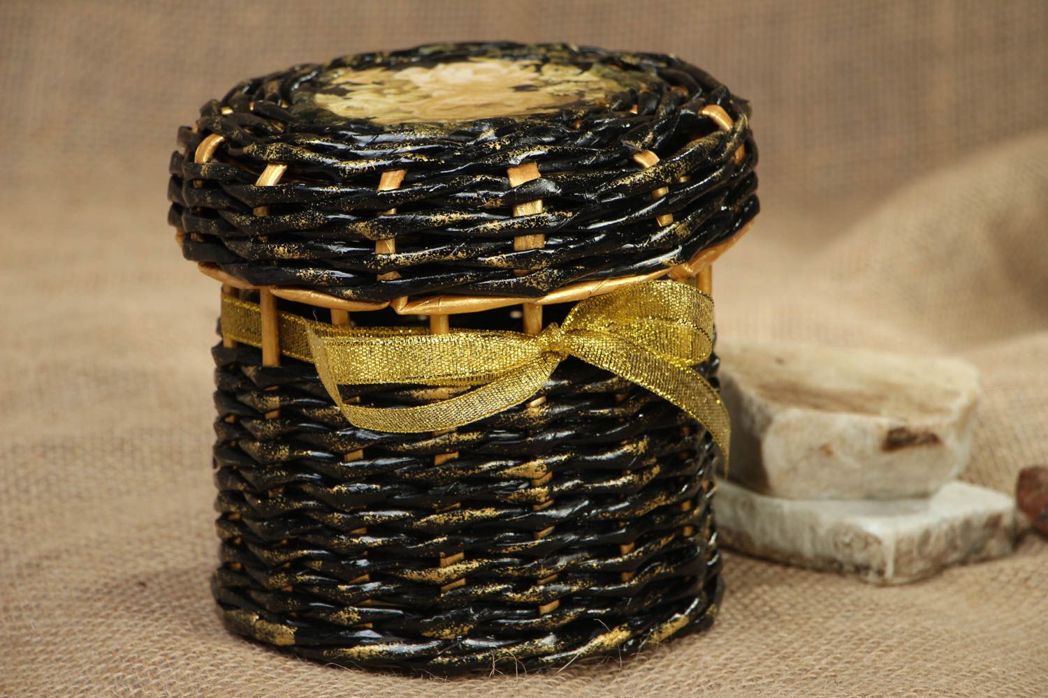 Boîte à bijoux ronde en tubes de papier noir-doré  photo 5