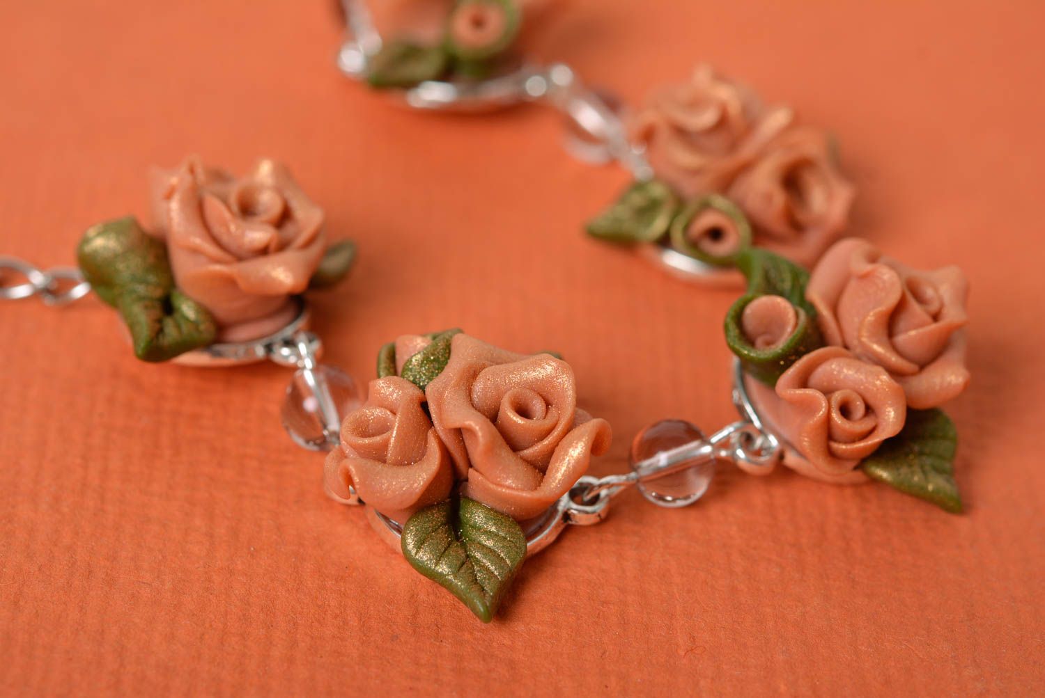 Bracelet fleurs en pâte polymère Roses chaîne métallique original fait main photo 4