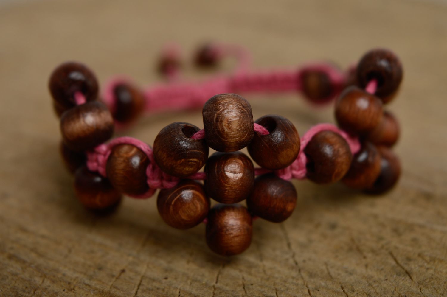 Bracelet en macramé avec perles en bois marron et rose fait main pour femme photo 1