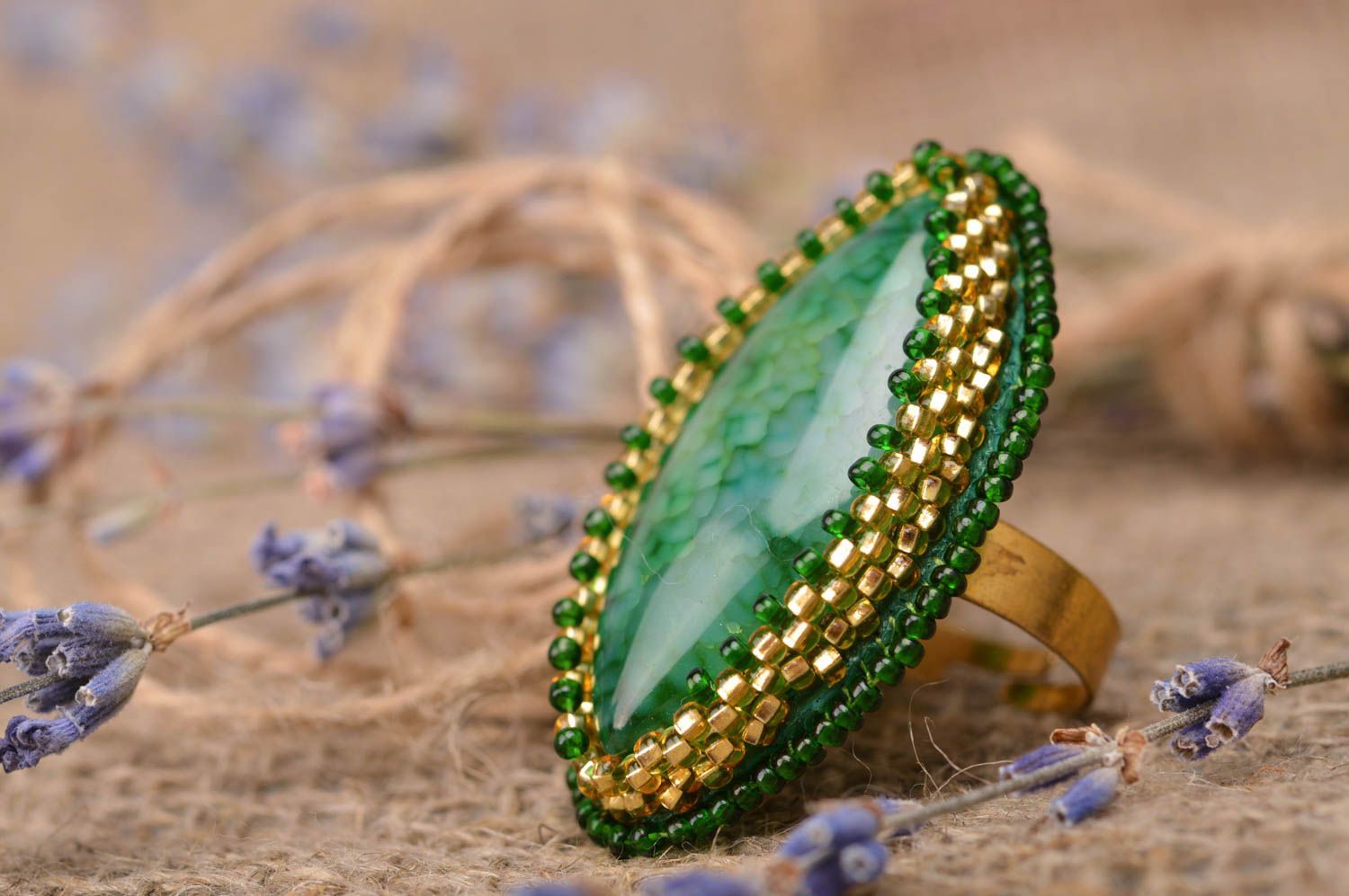 Зеленое кольцо с натуральным камнем агатом вышитое бисером ручной работы фото 1