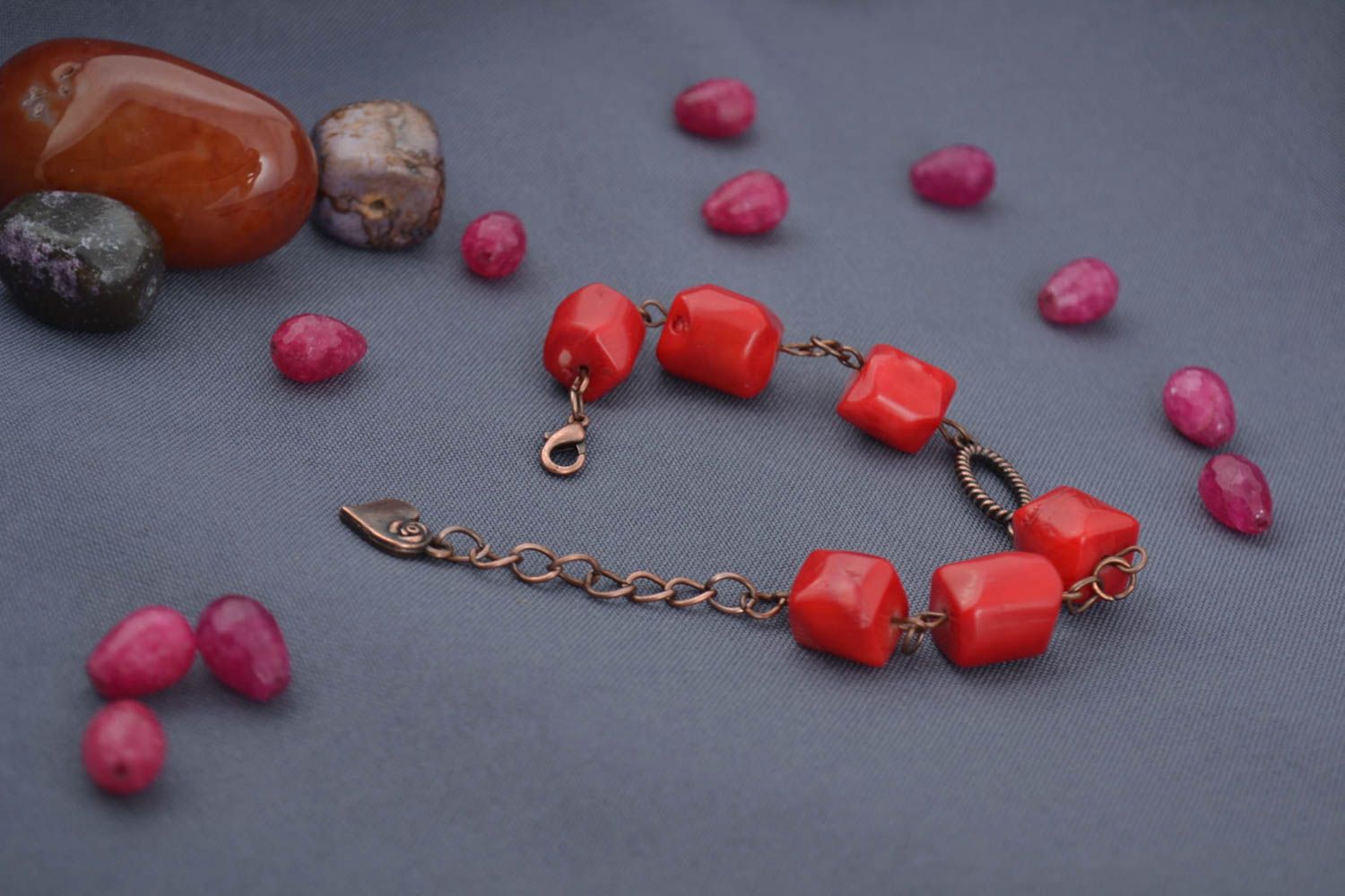 Bracelet en pierres naturelles corail fait main métallique Cadeau pour femme photo 1