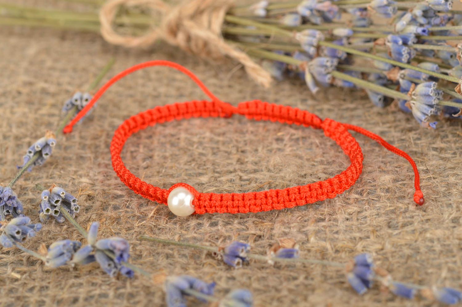 Bracelet fin en lacet ciré fait main rouge avec perle d'imitation joli élégant photo 1