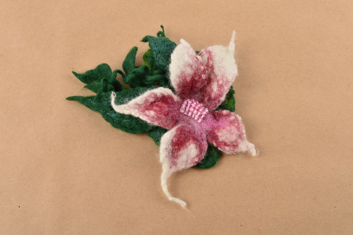 Broche fleur Bijou fait main laine feutrée perles de rocaile Accessoire femme photo 1