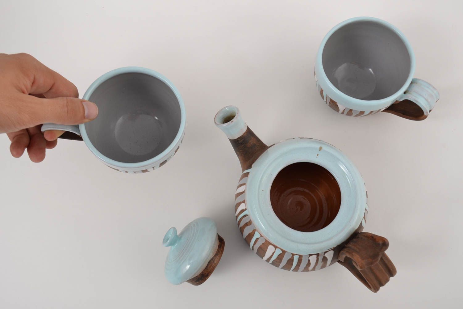 Tetera de cerámica y tazas artesanales utensilios de cocina vajilla moderna foto 3