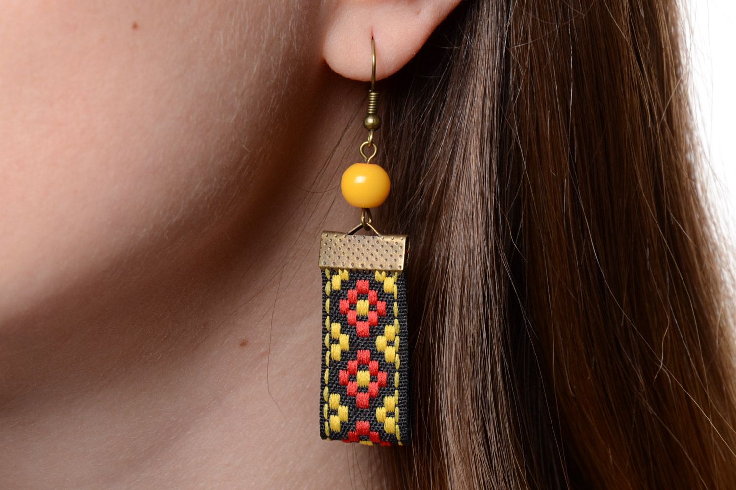 Boucles d'oreilles faites main en rubans dessin ethnique rouge de créateur  photo 5
