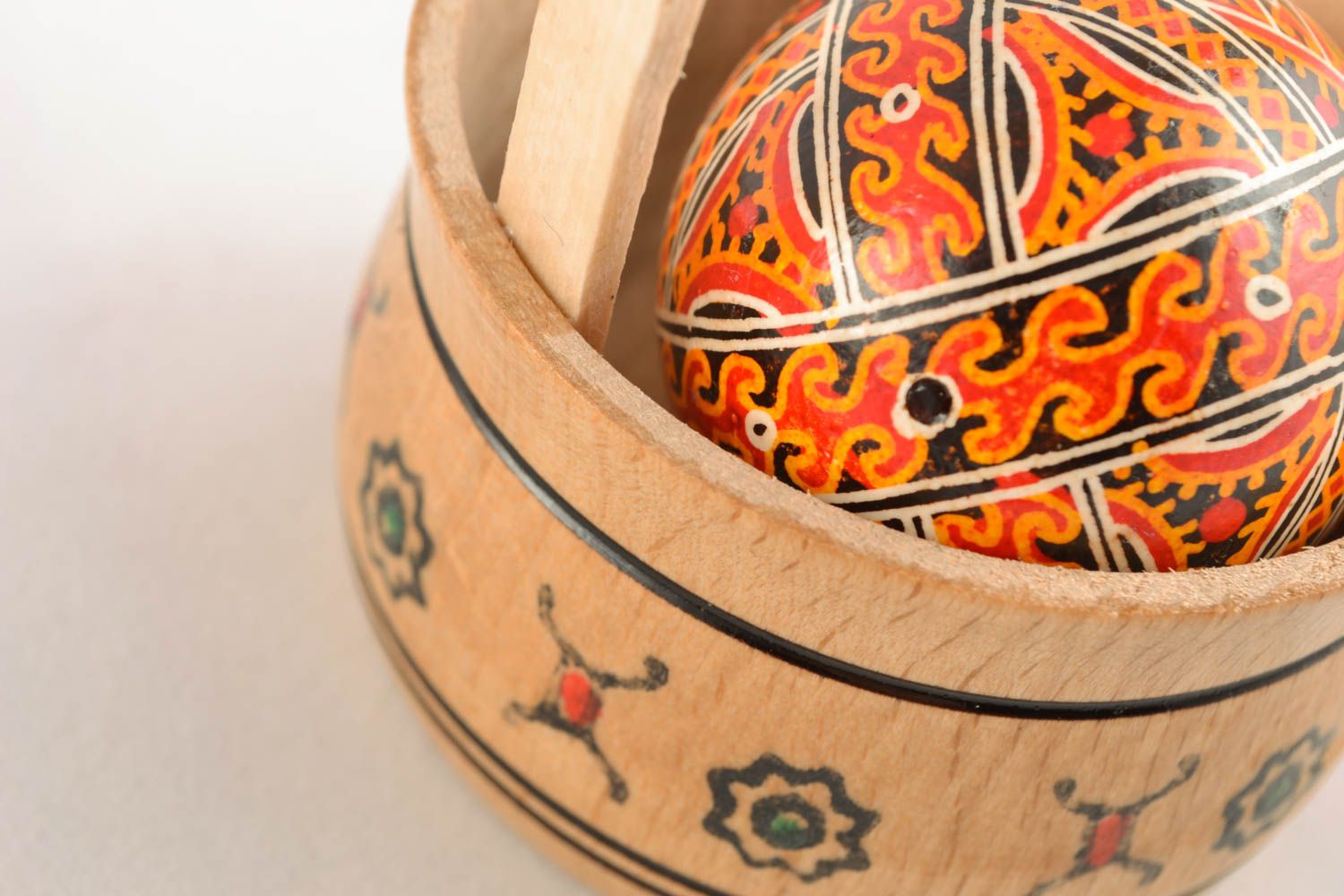 Oeuf de Pâques peint dans un panier sculpté  photo 2