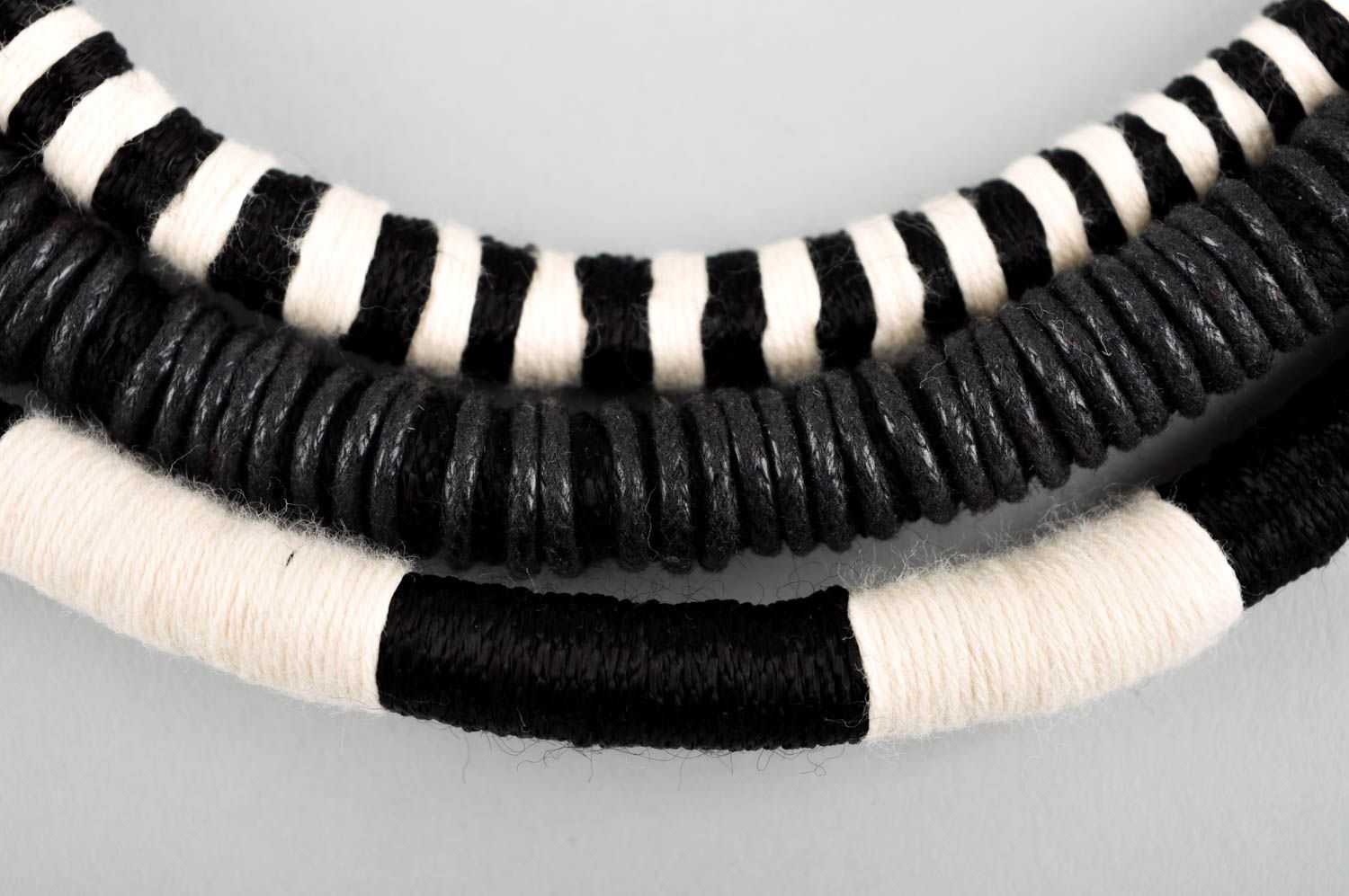 Collier textile Bijou fait main fils massif noir blanc Accessoire femme photo 3