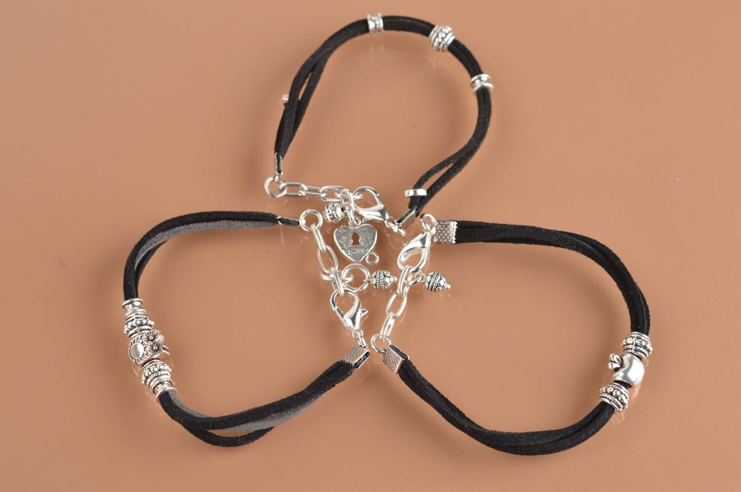Bracelets en daim faits main accessoires noirs 3 pièces avec métal bijoux photo 2