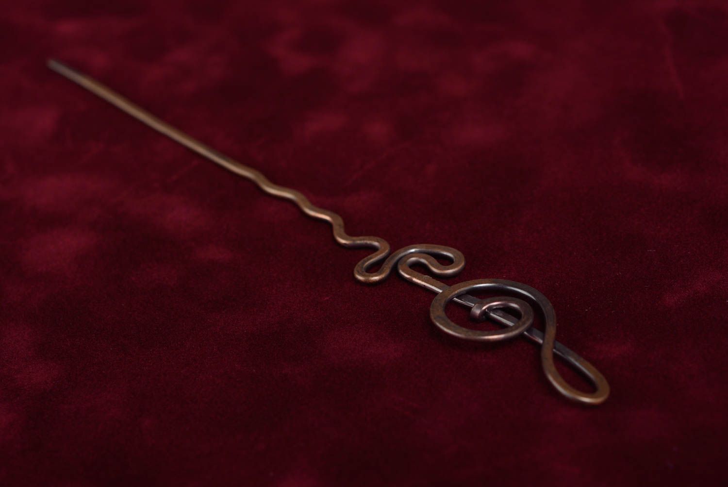Заколка для волос из меди в технике wire wrap в виде скрипичного ключа хэнд мэйд фото 1