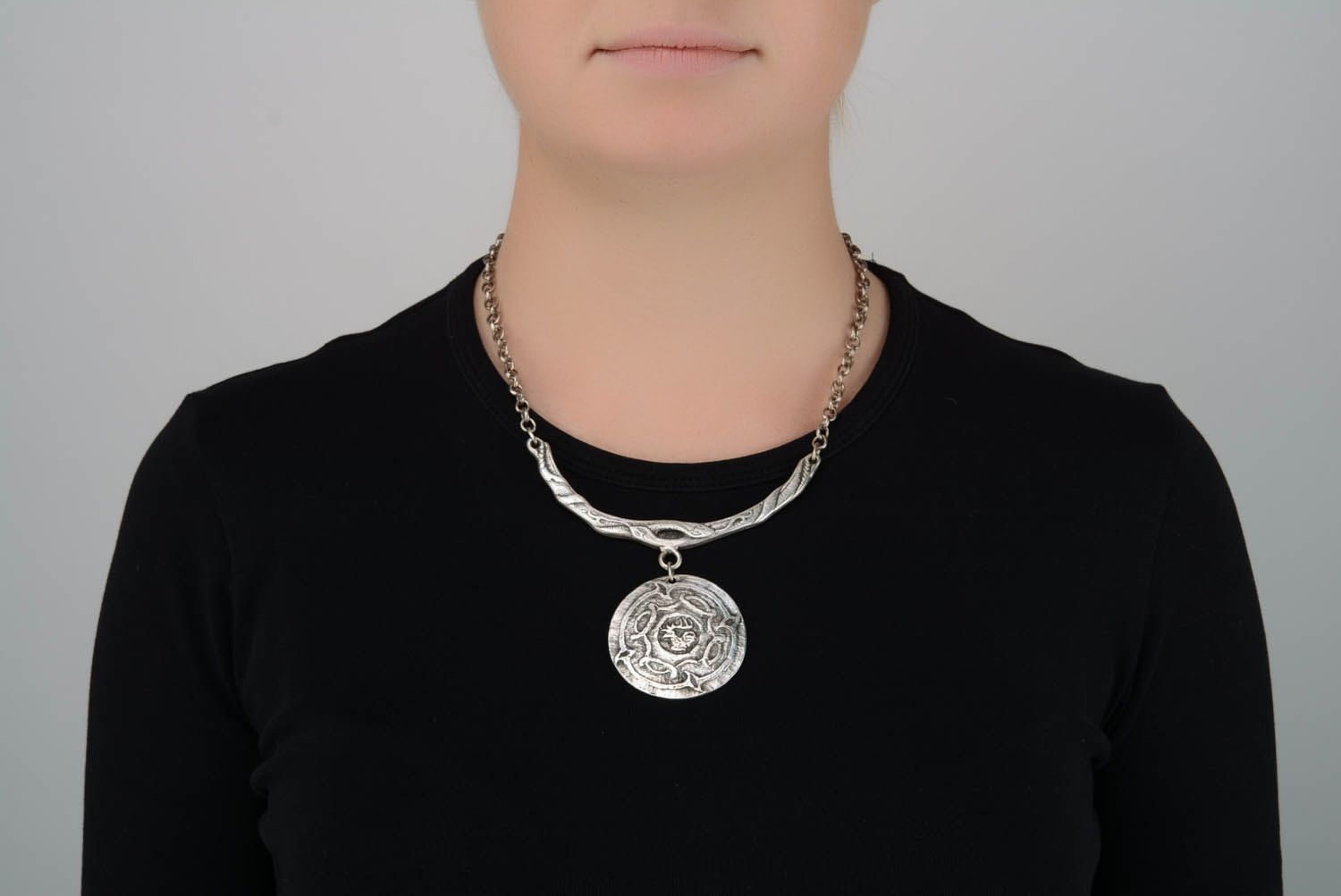 Silvered metal necklace photo 4