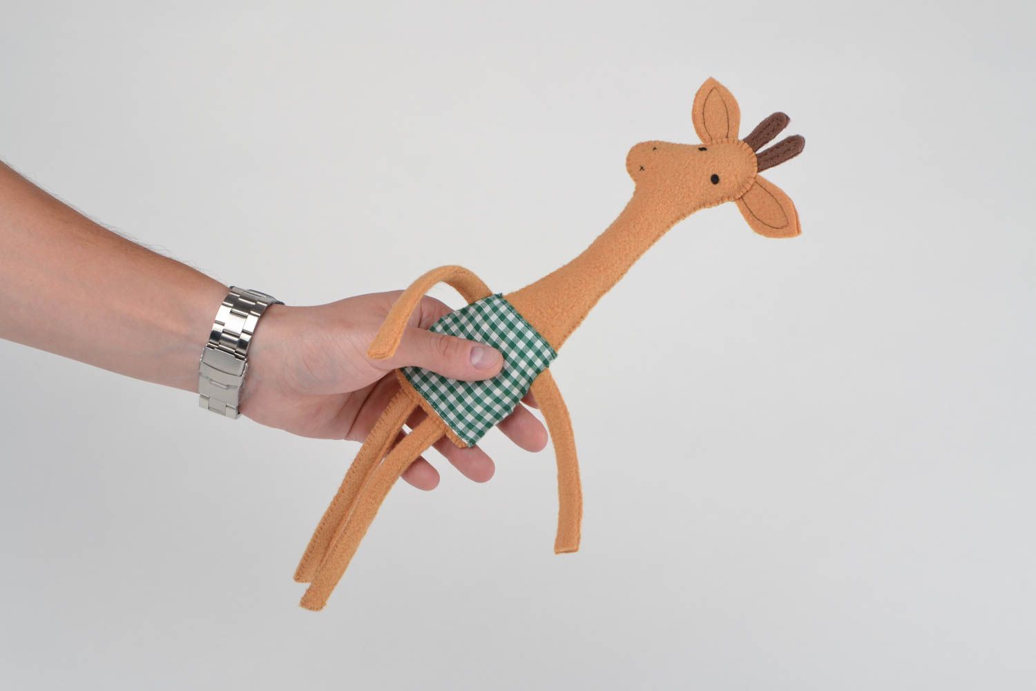Juguete de peluche artesanal con forma de jirafa de fieltro en camisa verde  foto 2