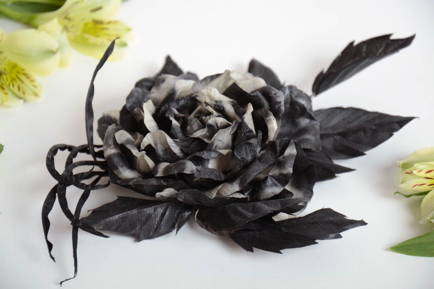 Текстильная брошь в виде пышного черного цветка авторского дизайна ручной работы фото 1