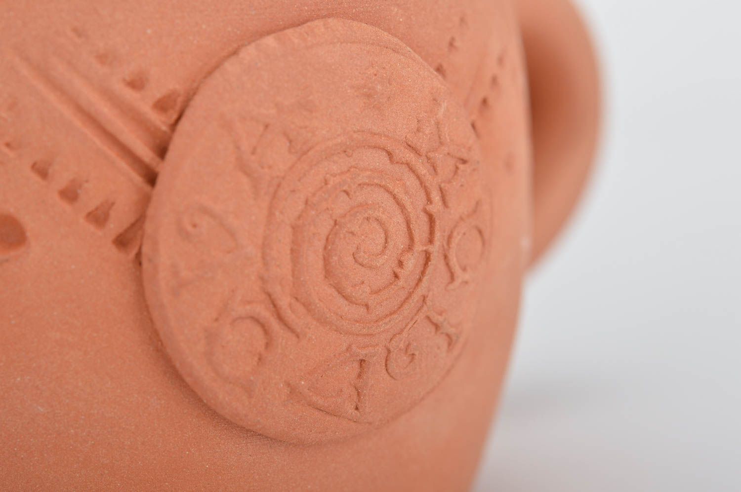 Mug en céramique décoré en relief marron clair taille moyenne fait main photo 4