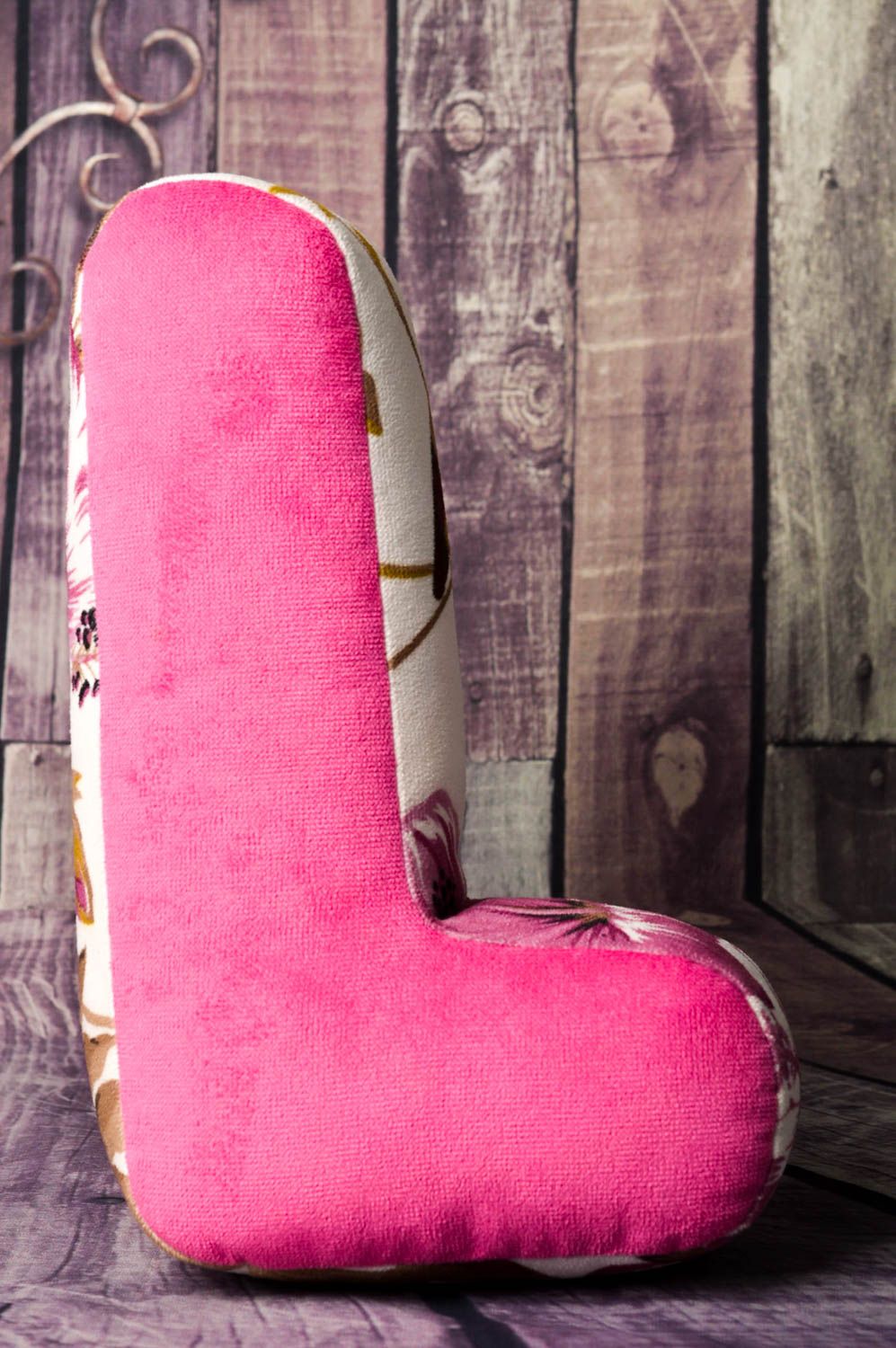 Оригинальная подушка ручной работы подушка-буква L розовая интерьерная буква фото 1