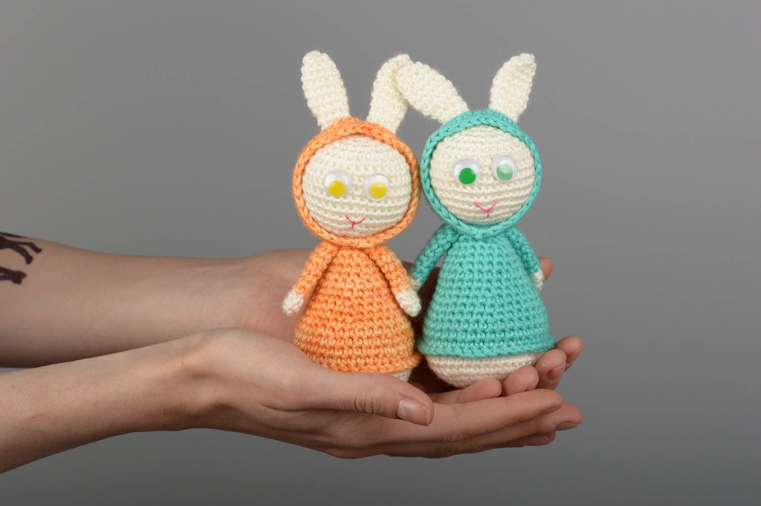 Peluches lapins faites main Jouets tricotés au crochet 2 pièces Cadeau enfant photo 1