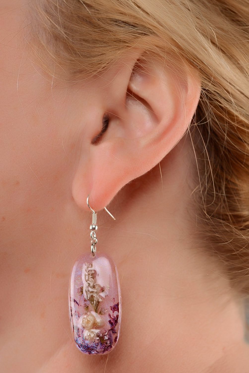 Boucles d'oreilles artisanales de résine époxy Nacre lilas photo 3