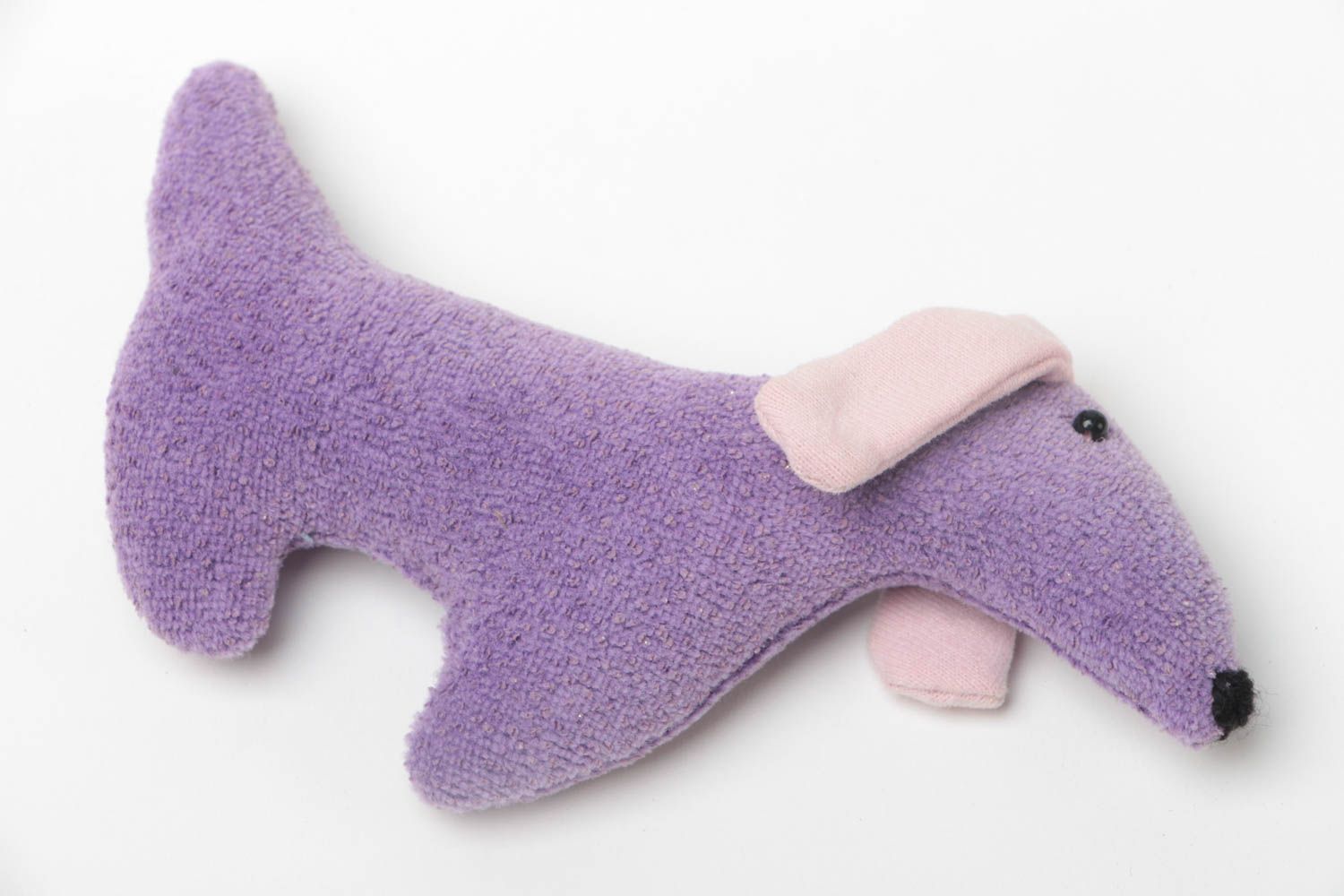 Фиолетовая мягкая игрушка ручной работы в виде таксы из трикотажа для ребенка фото 2