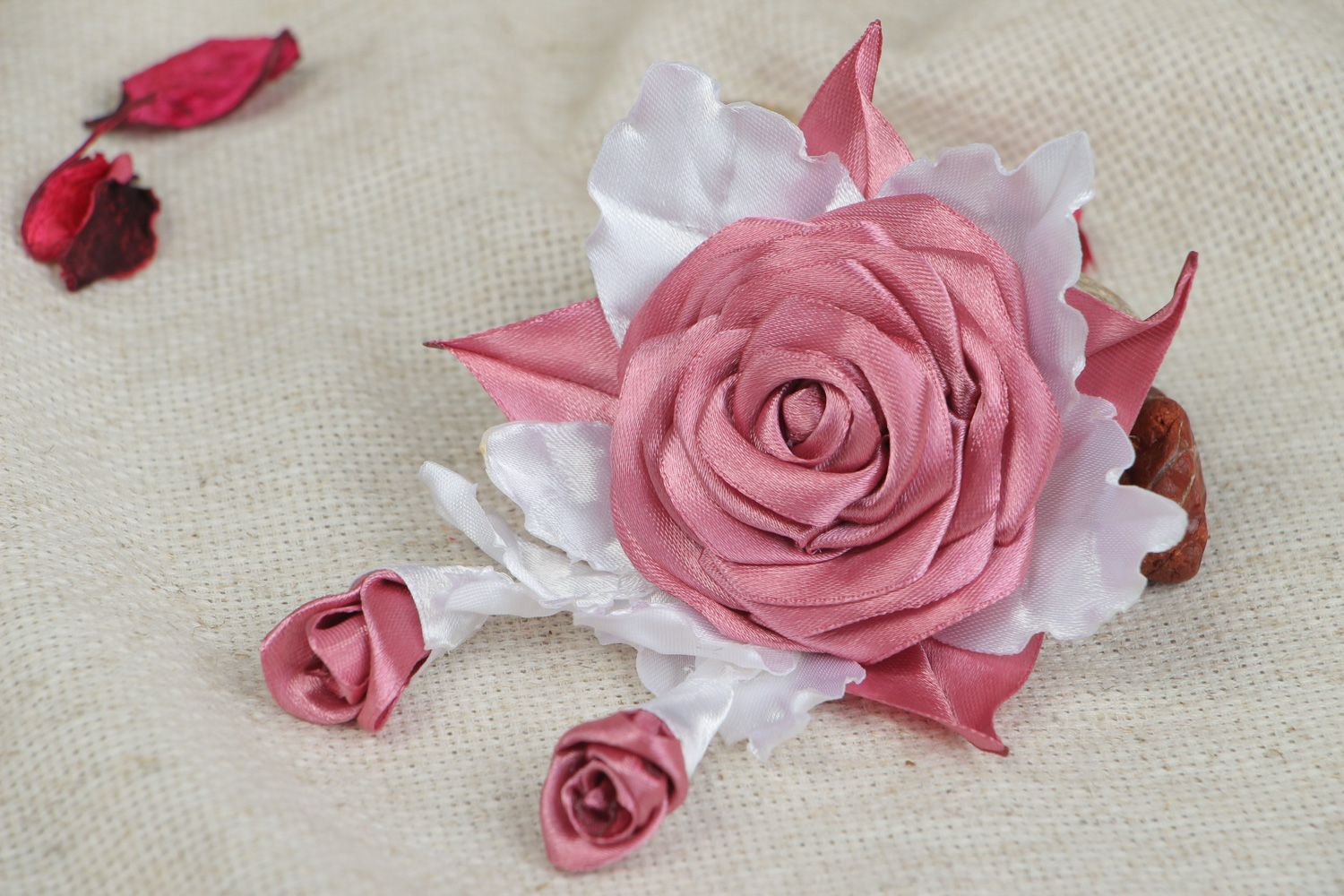 Broche en tissu faite main technique de kanzashi en satin rose et blanc photo 5