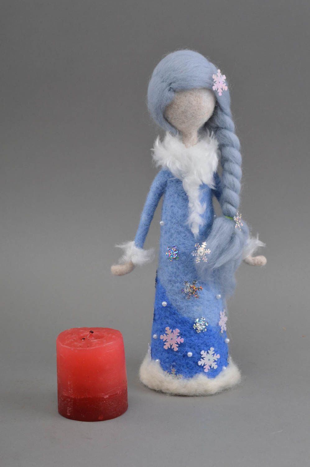 Künstlerische Puppe aus Wolle für Deko handgeschaffen interessant grell schön foto 1