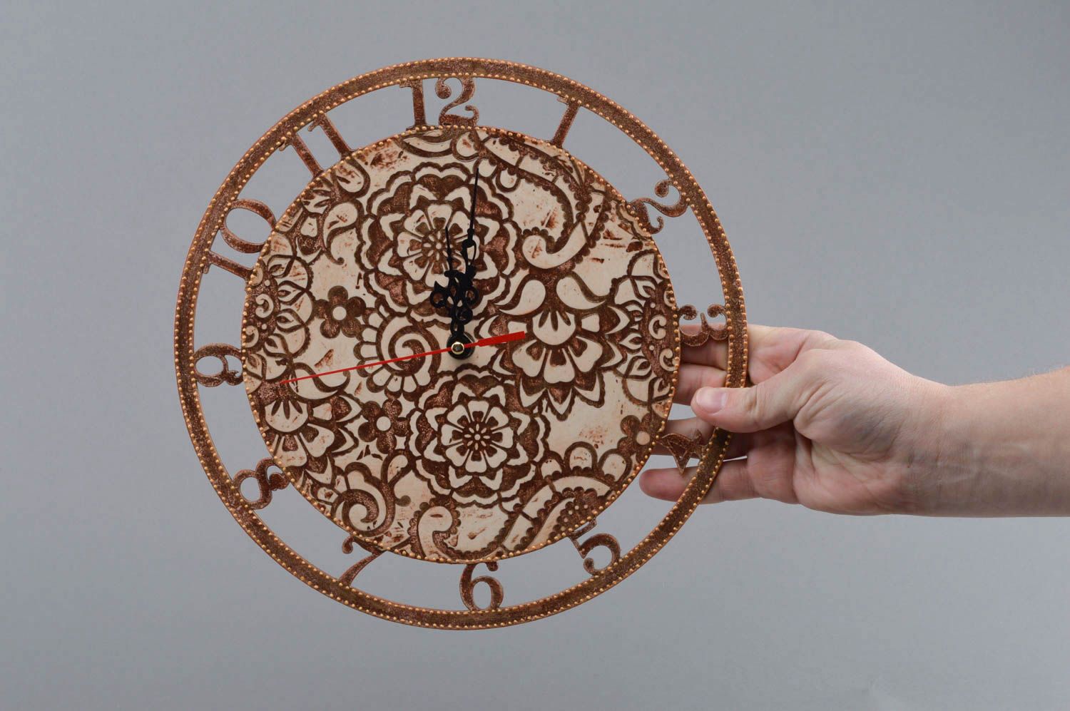 Reloj de madera artesanal con ornamento original bonito en técnica de decoupage foto 1