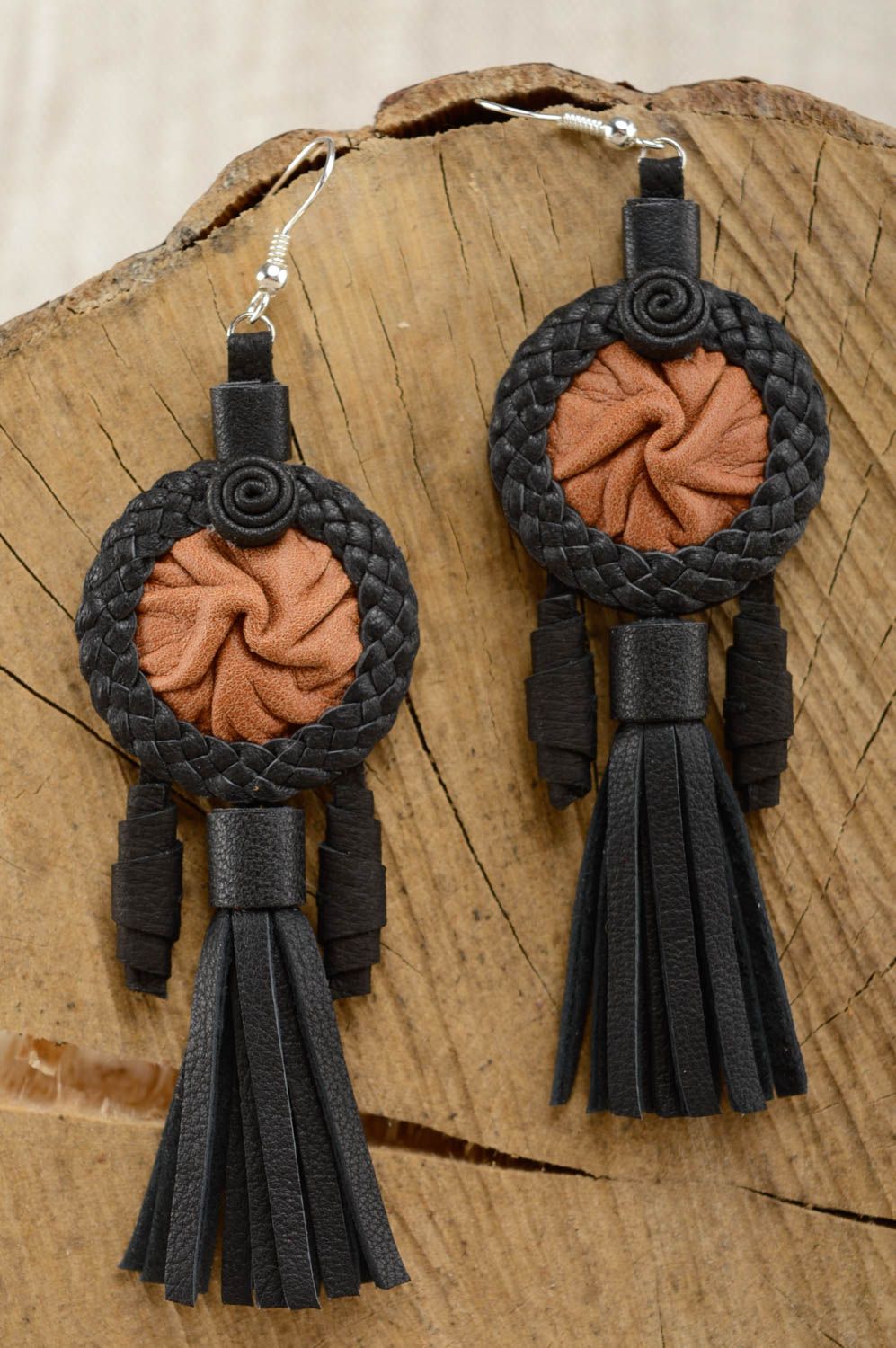 Longues boucles d'oreilles pendantes en cuir noires faites main avec frange photo 1