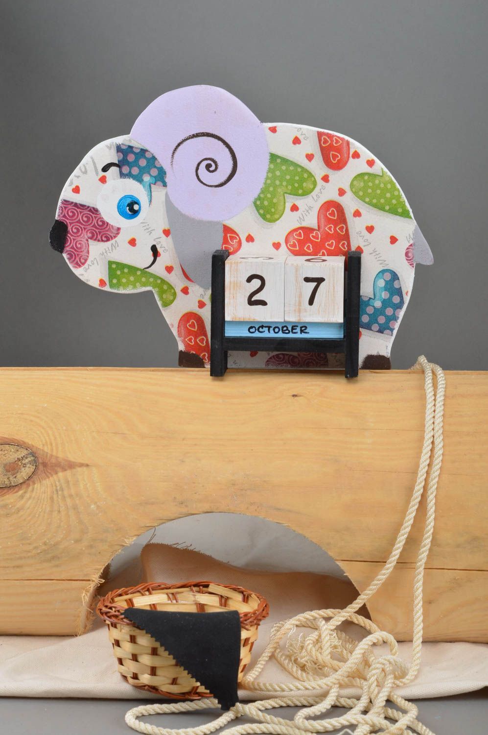 Детский календарь в виде барашка из фанеры декупаж в сердечки ручной работы фото 1