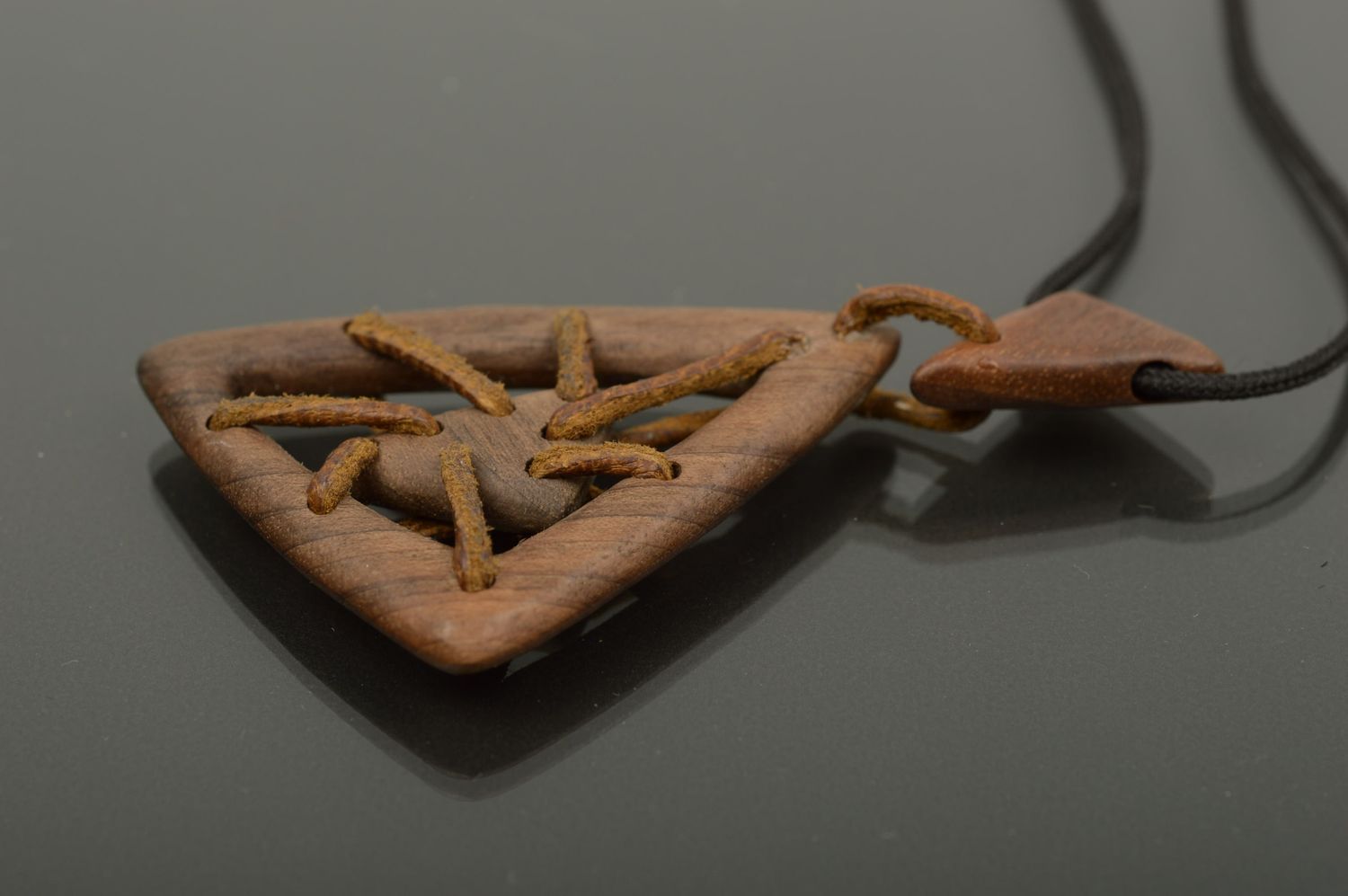 Кулон ручной работы украшение на шею треугольное аксессуар из дерева на шнурке фото 1