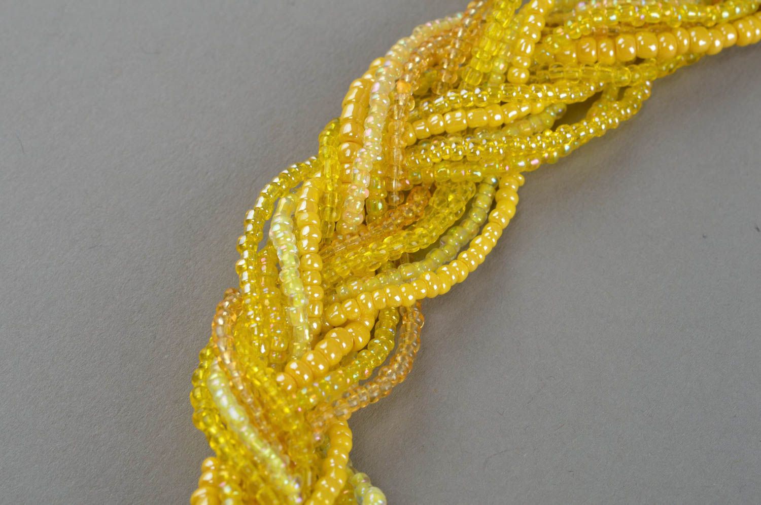 Ожерелье из бисера плетеное ручной работы оригинальное желтое косичкой фото 3