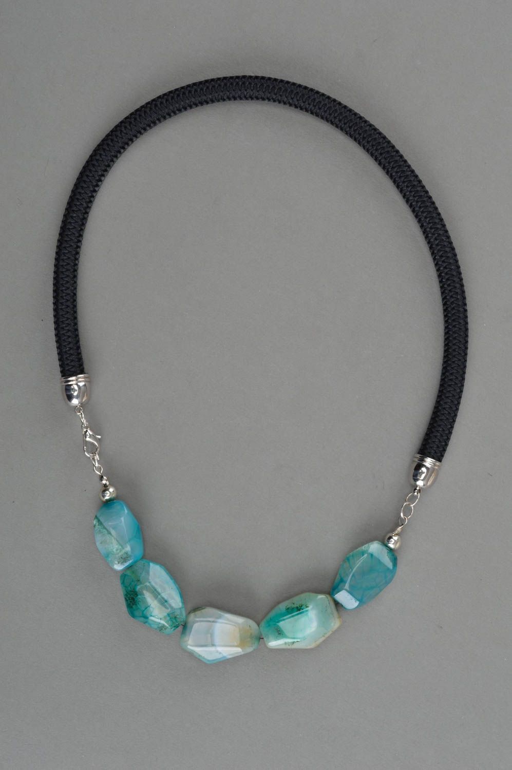 Collier en perles d'agate naturelle bleues sur cordon noir fait main original photo 2