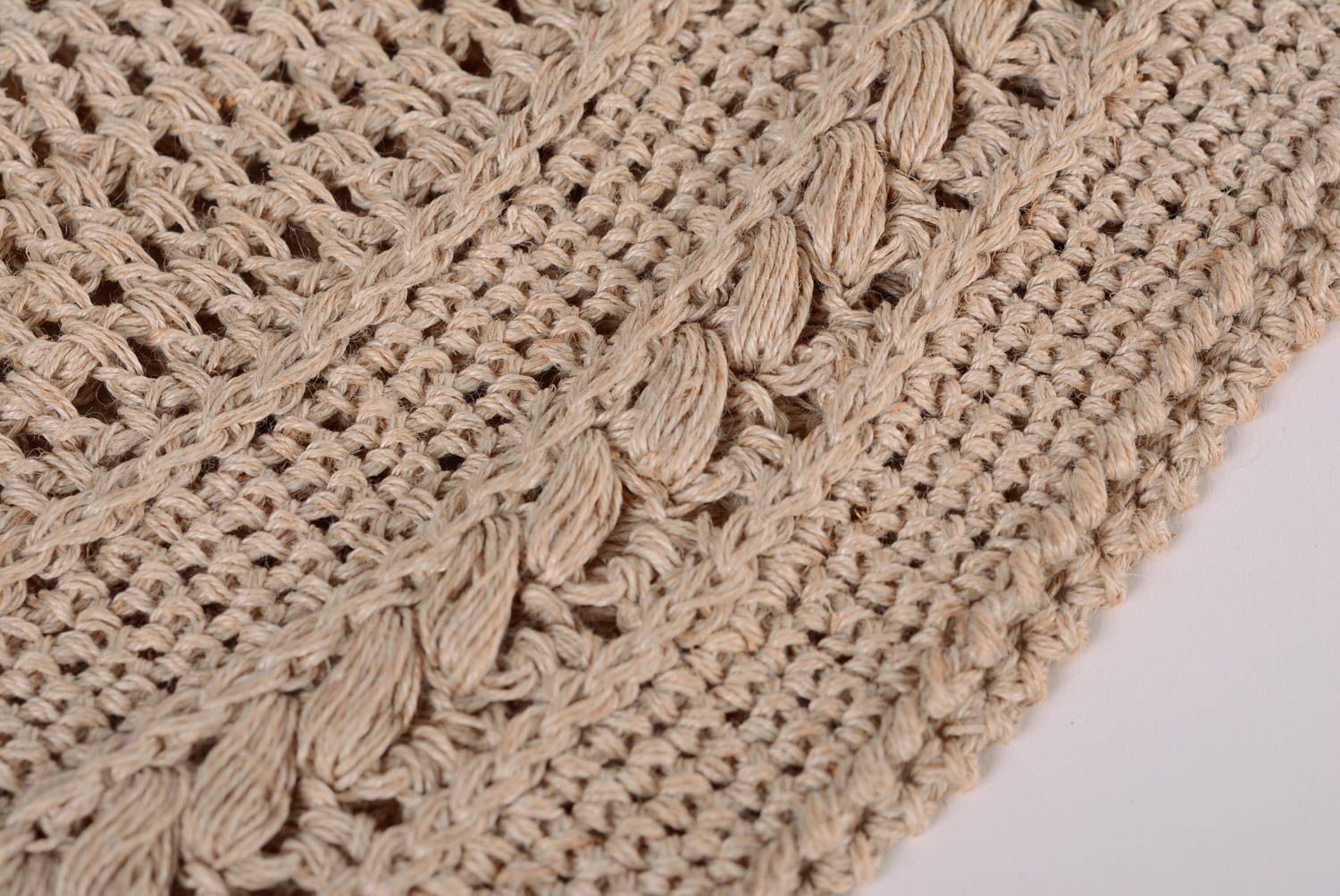Bonnet tricoté beige au crochet en fils cotonniers ajouré fait main pour femme photo 4