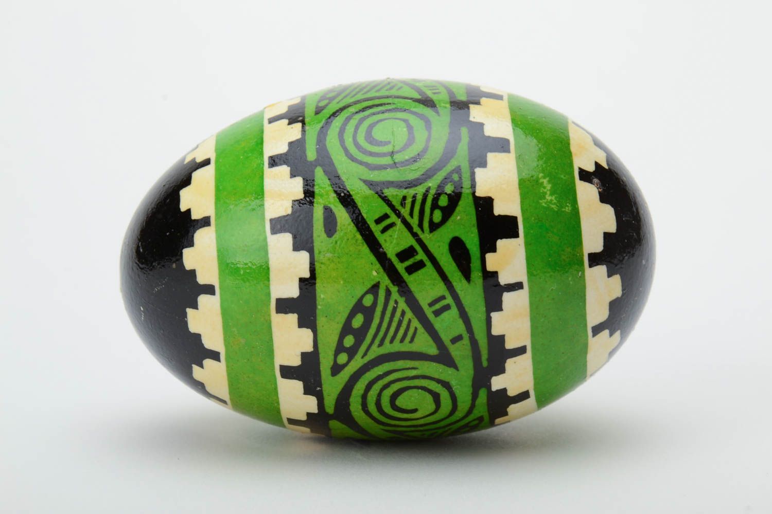 Huevo de Pascua de ganso pintado en técnica de cera verde negro foto 3