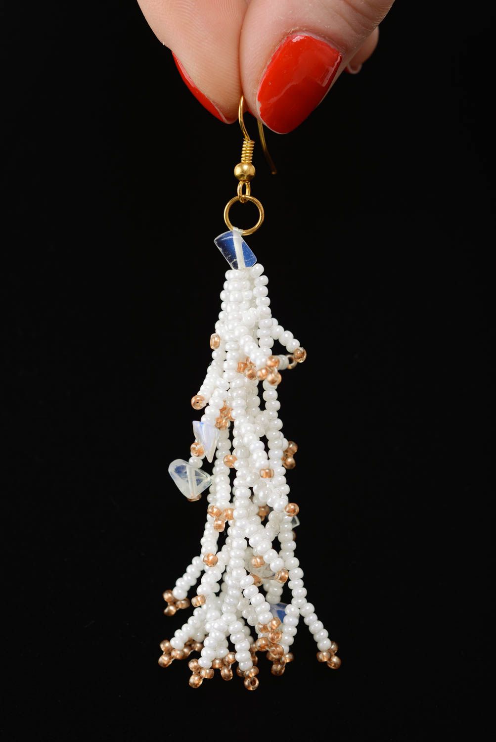 Pendientes de abalorios artesanales largos blancos con forma de ramos foto 4
