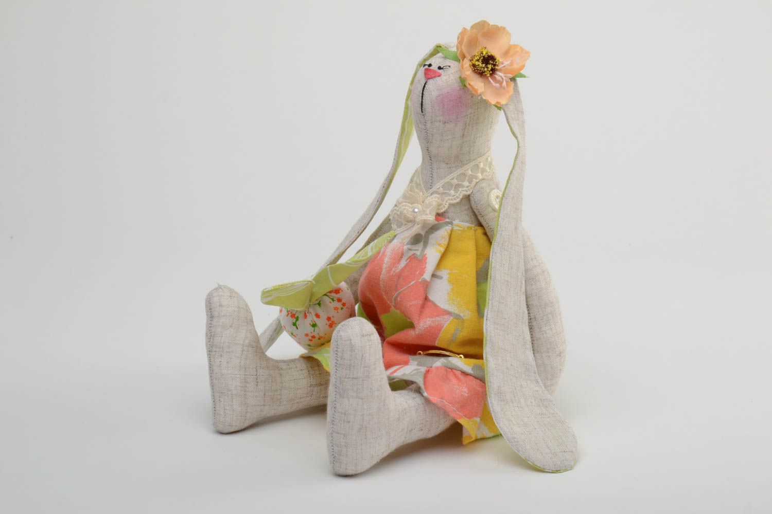 Juguete de tela de lino y algodón artesanal con forma de coneja hecho a mano foto 3