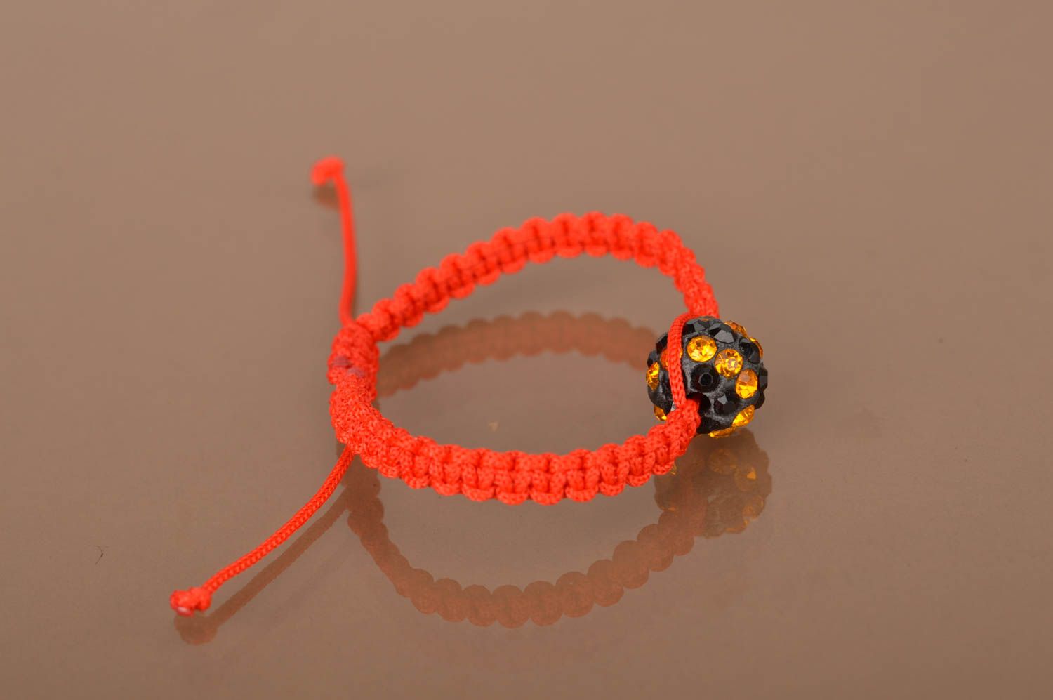 Тонкий плетеный браслет с большой бусиной ручной работы на завязках красный фото 4