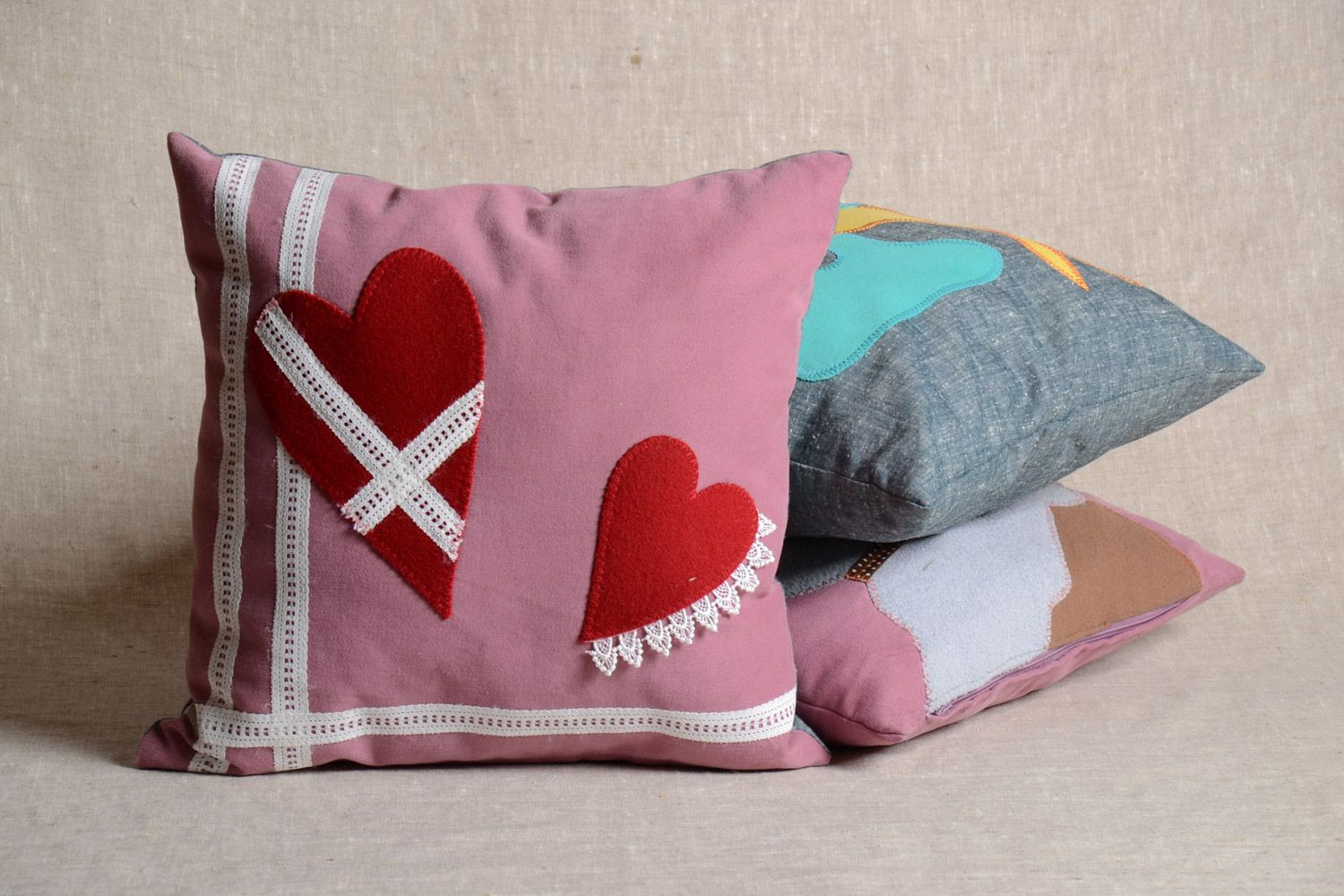 Almohada decorativa para sofá con funda de tela desmontable artesanal Corazones foto 1