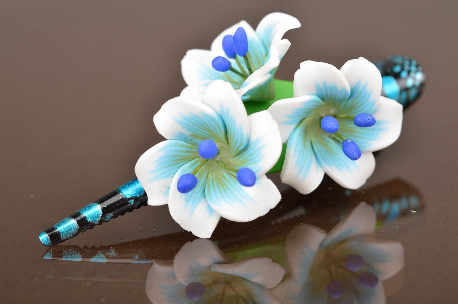 Handmade designer metal hair clip with 3 polymer clay white and blue flowers photo 4