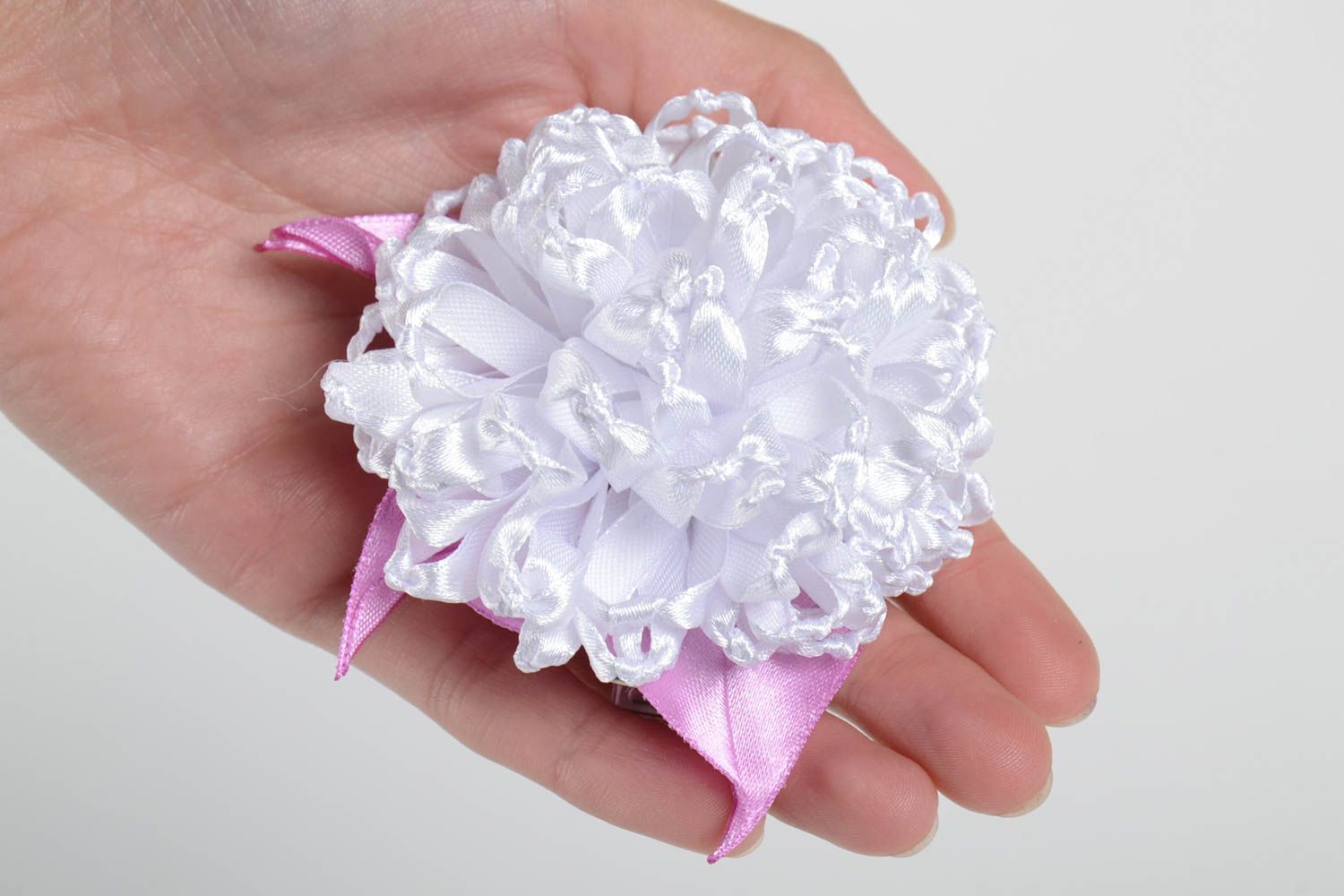 Белая заколка для волос из лент в виде цветка ручной работы для модниц подарок фото 4