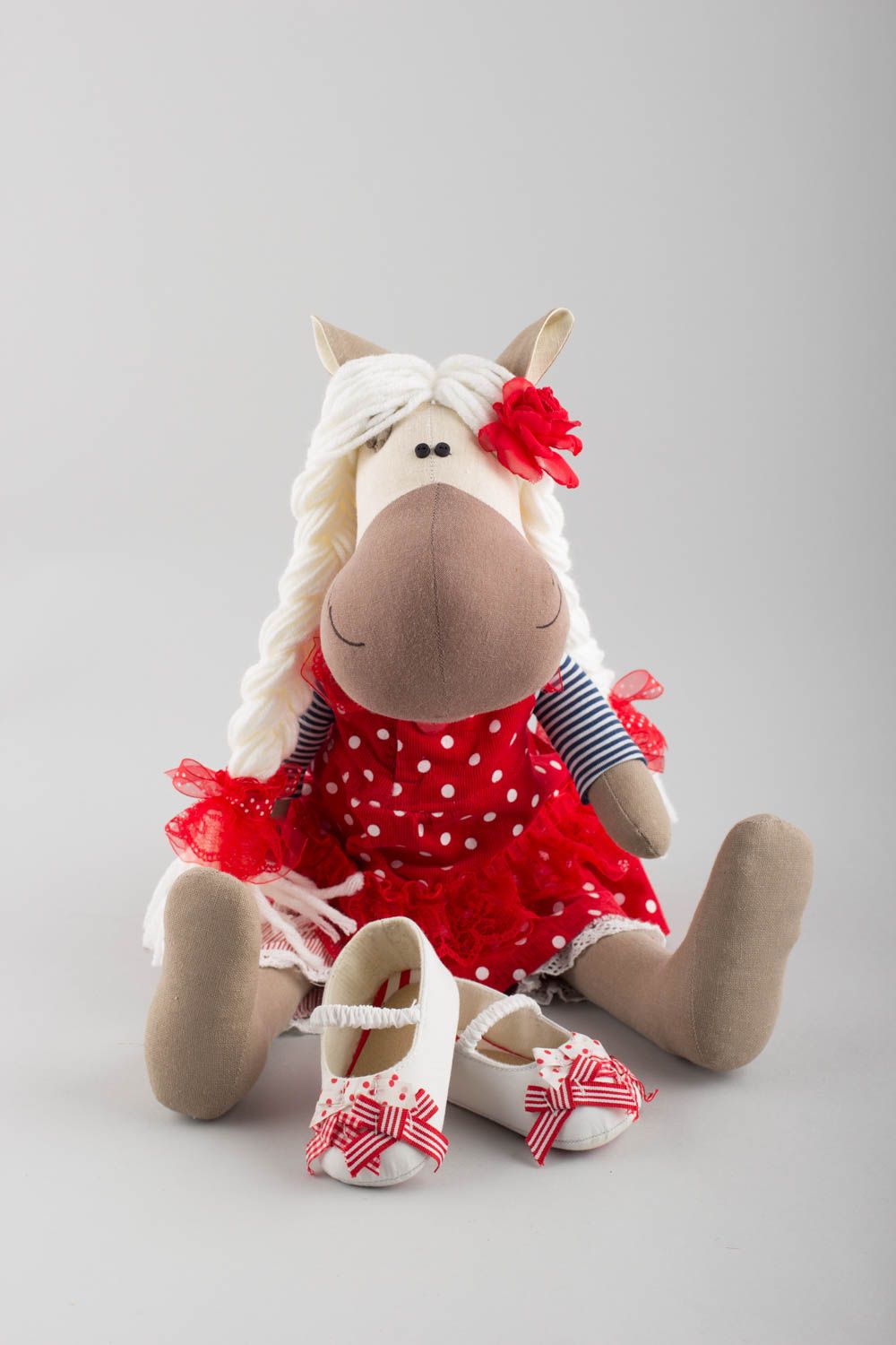 Peluche cheval en tissu de coton et lin faite main originale en robe rouge photo 4