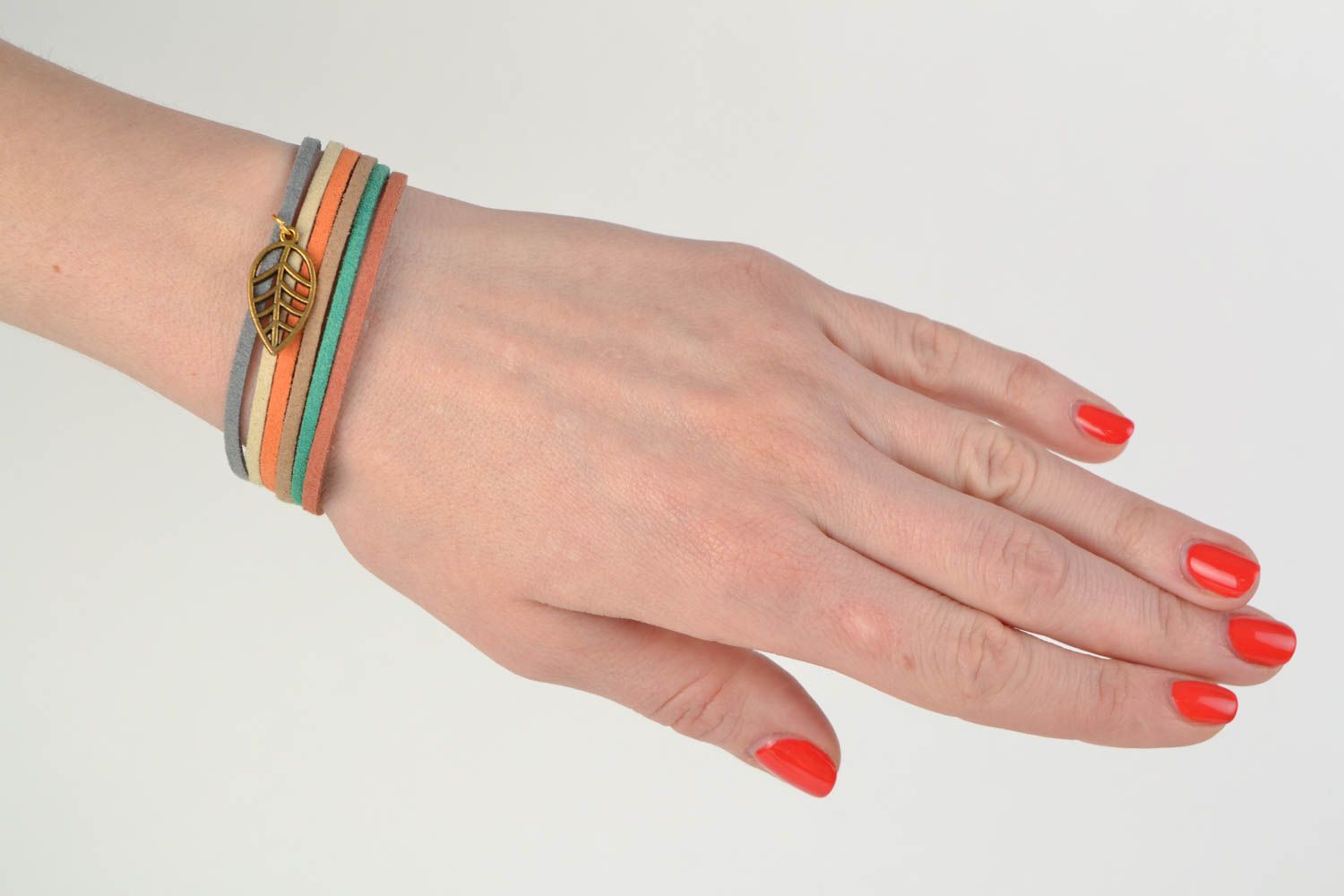 Bracelet en daim large multicolore avec pendeloque feuille fait main pour femme  photo 2
