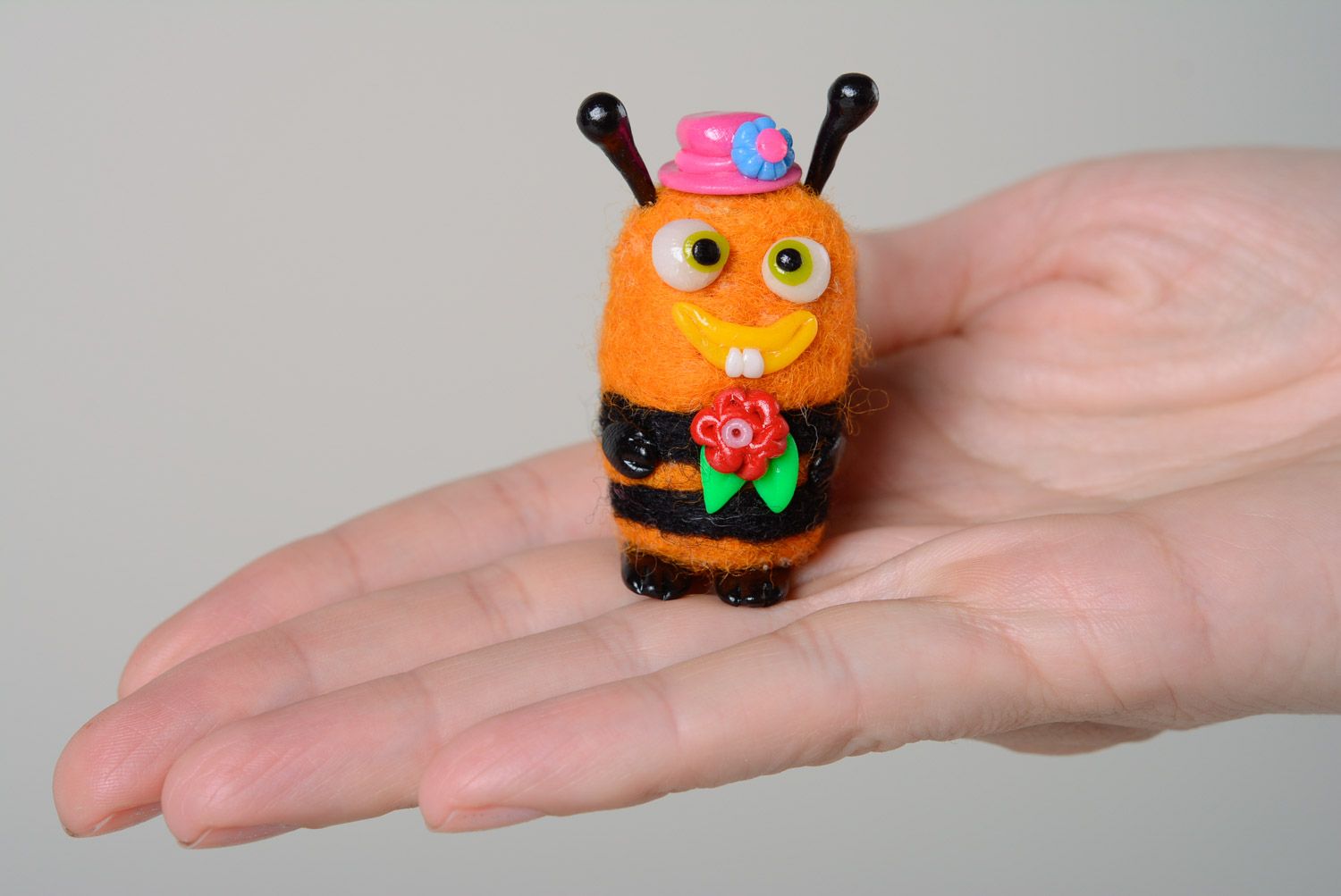Миниатюрная валяная игрушка из шерсти и полимерной глины ручной работы пчелка фото 3