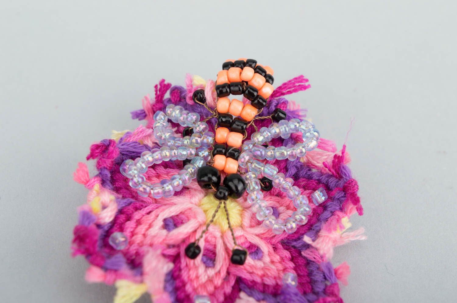 Broche abeille sur fleur Bijou fait main en perles de rocaille Accessoire femme photo 5