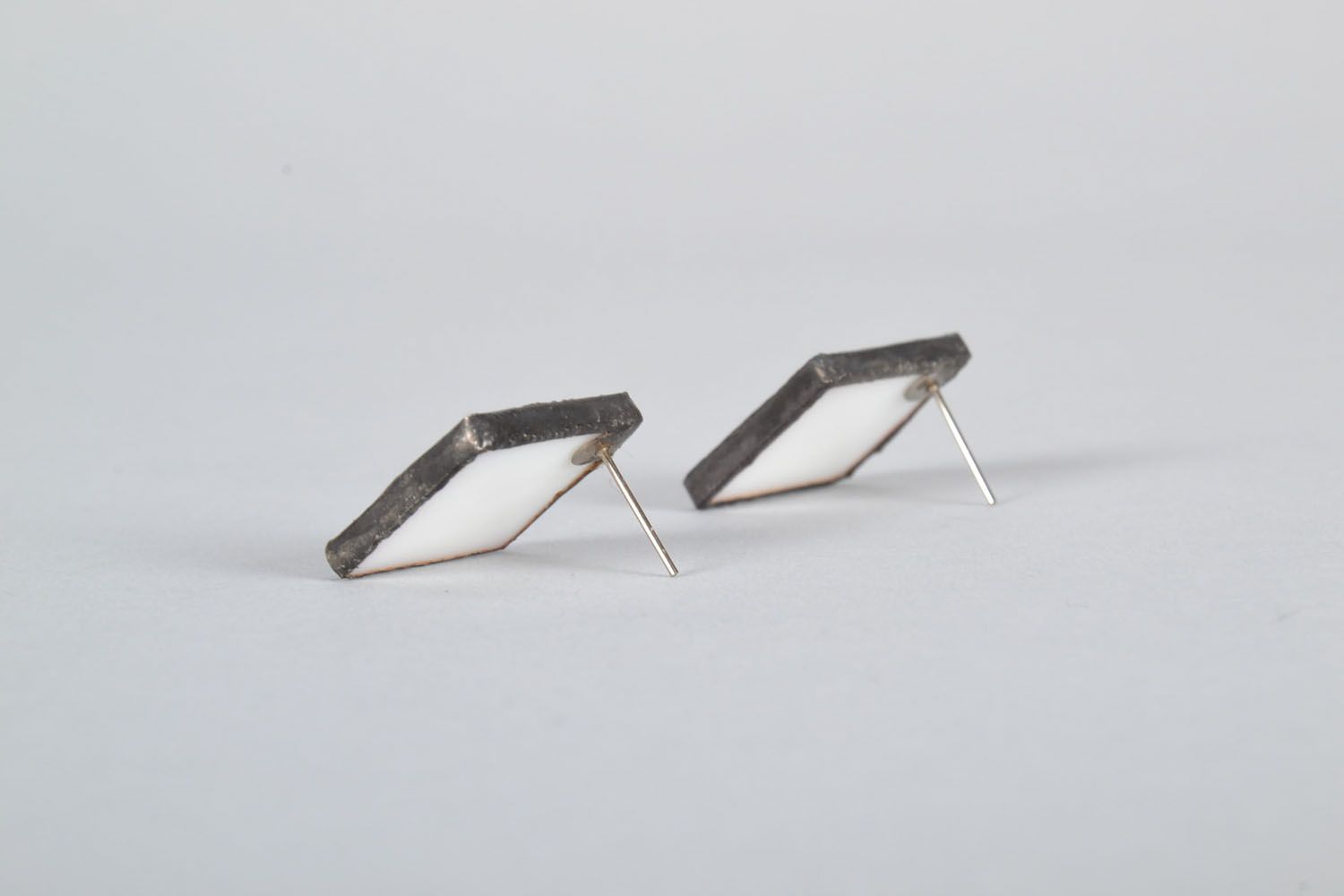 Diamond-shaped glass stud earrings photo 5