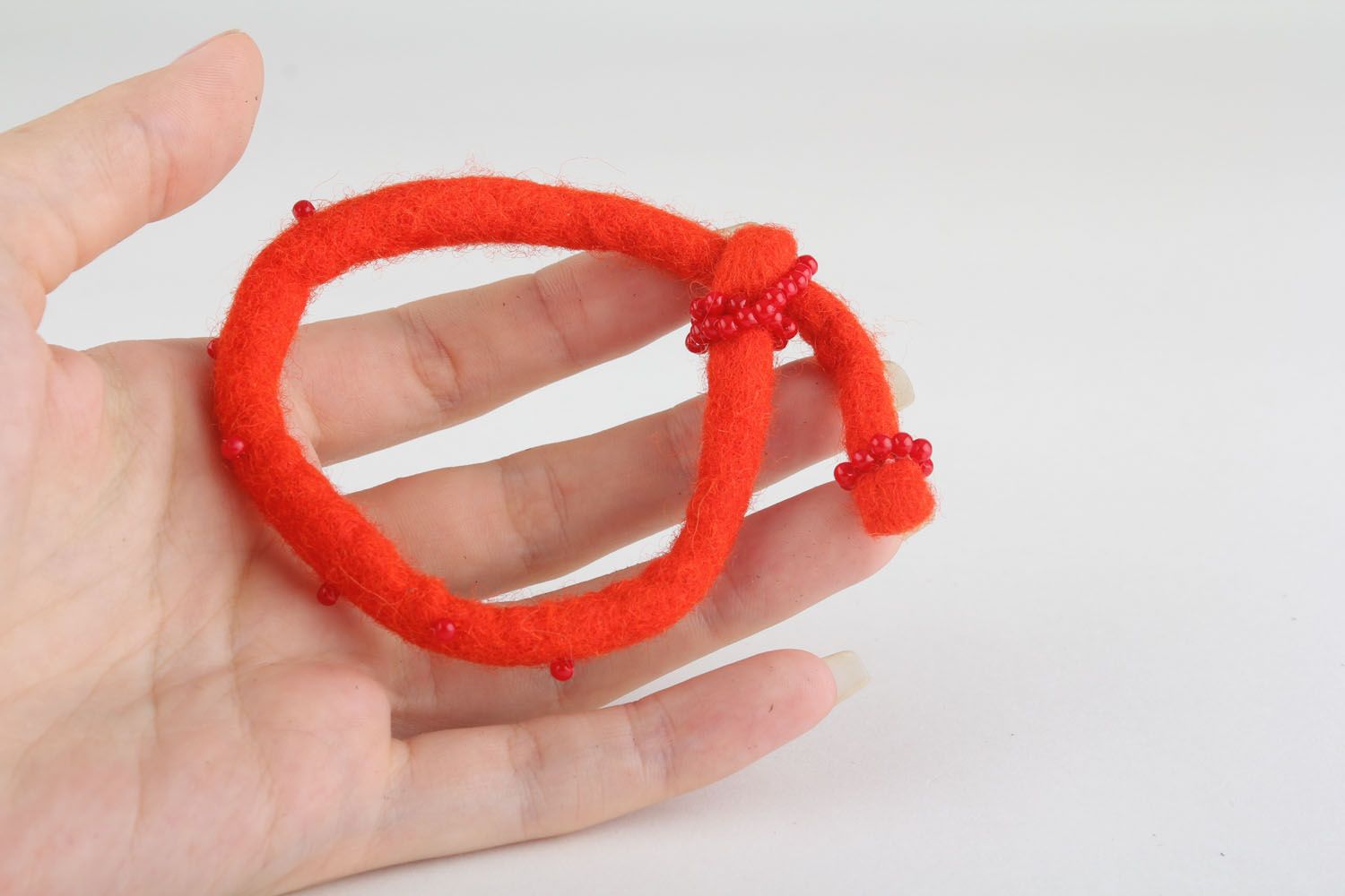 Bracelete vermelho de lã feito à mão  foto 4