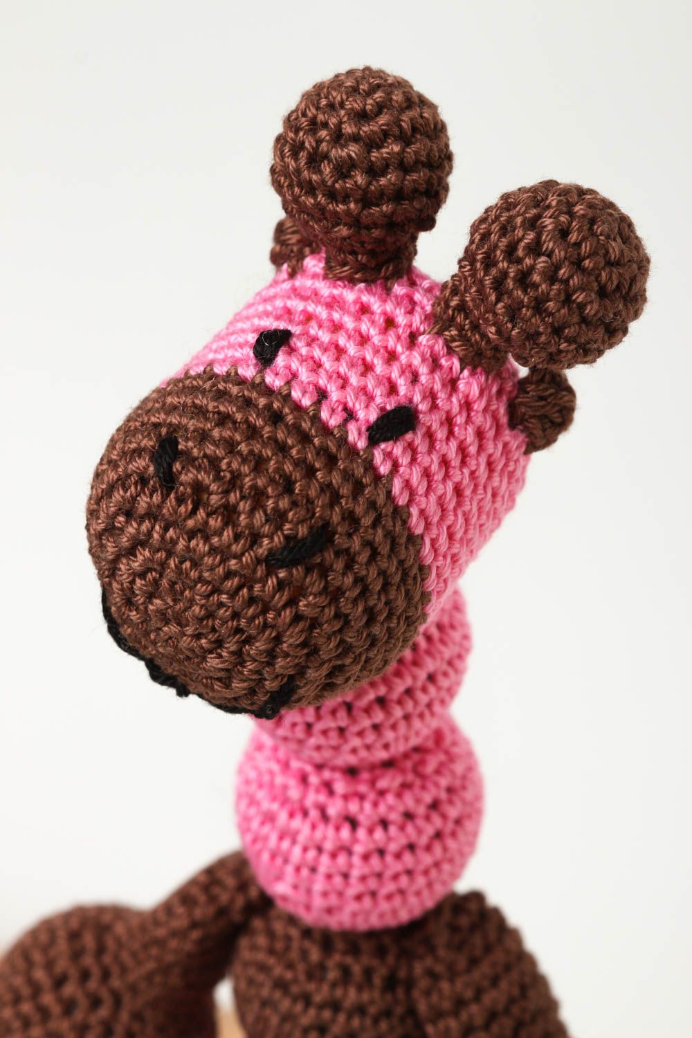Hochet bébé Jouet girafe fait main tricoté coton rose brun Cadeau enfant design photo 4