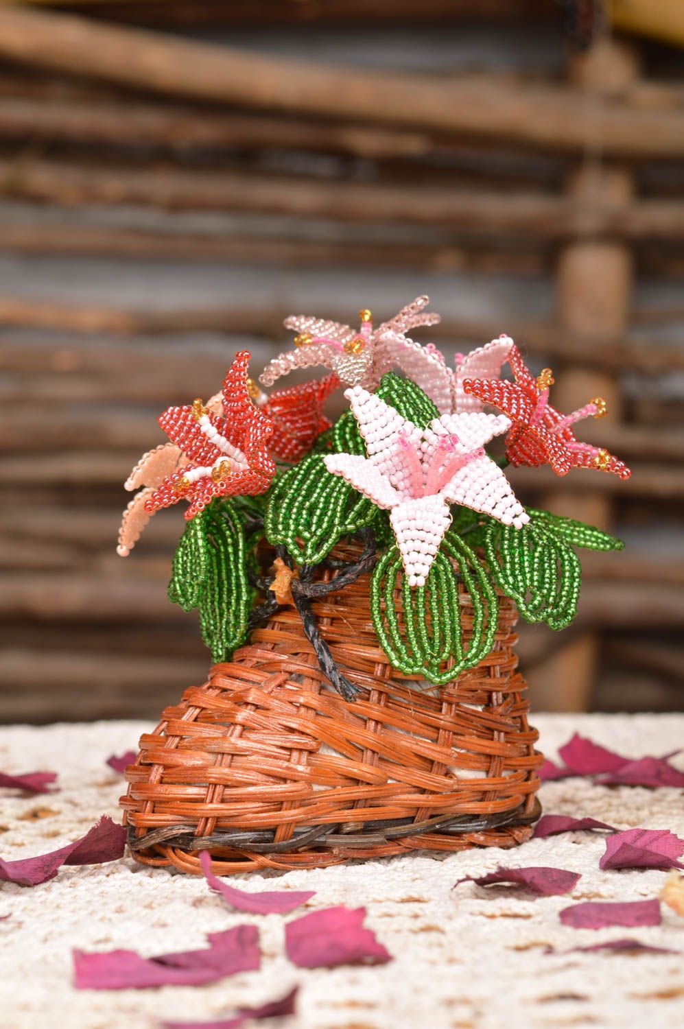 Красивое соломенное кашпо с цветами из бисера для декора дома Башмачок с лилиями фото 1