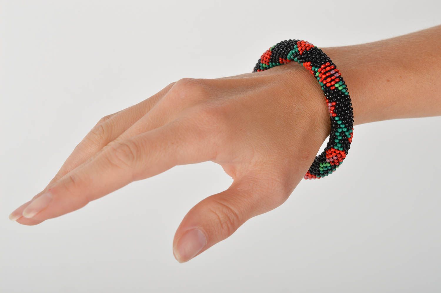 Bracelet perles rocaille Bijou fait main noir motif rouge Accessoire femme photo 1