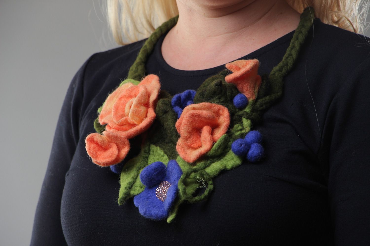 Handgemachtes Collier aus Wolle mit Textil Blumen in Trockenfilzen Technik  foto 5