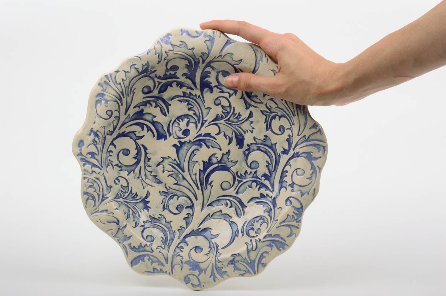 Plato de barro artesanal artículo de cerámica regalo original con ornamentos foto 2
