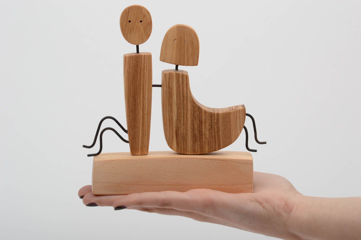 Figurine couple fait main Statuette déco Cadeau original petite bois de frêne photo 5